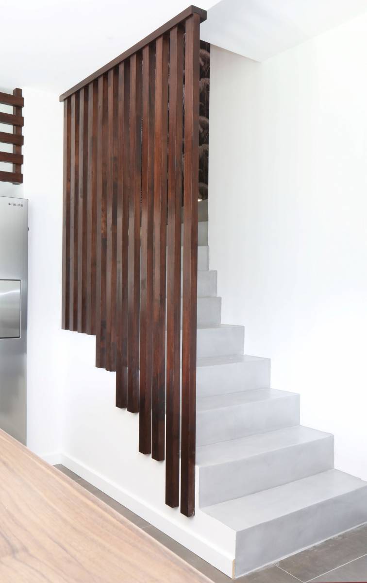 Fabrication et pose claustra bois sur escalier béton existant à Labenne