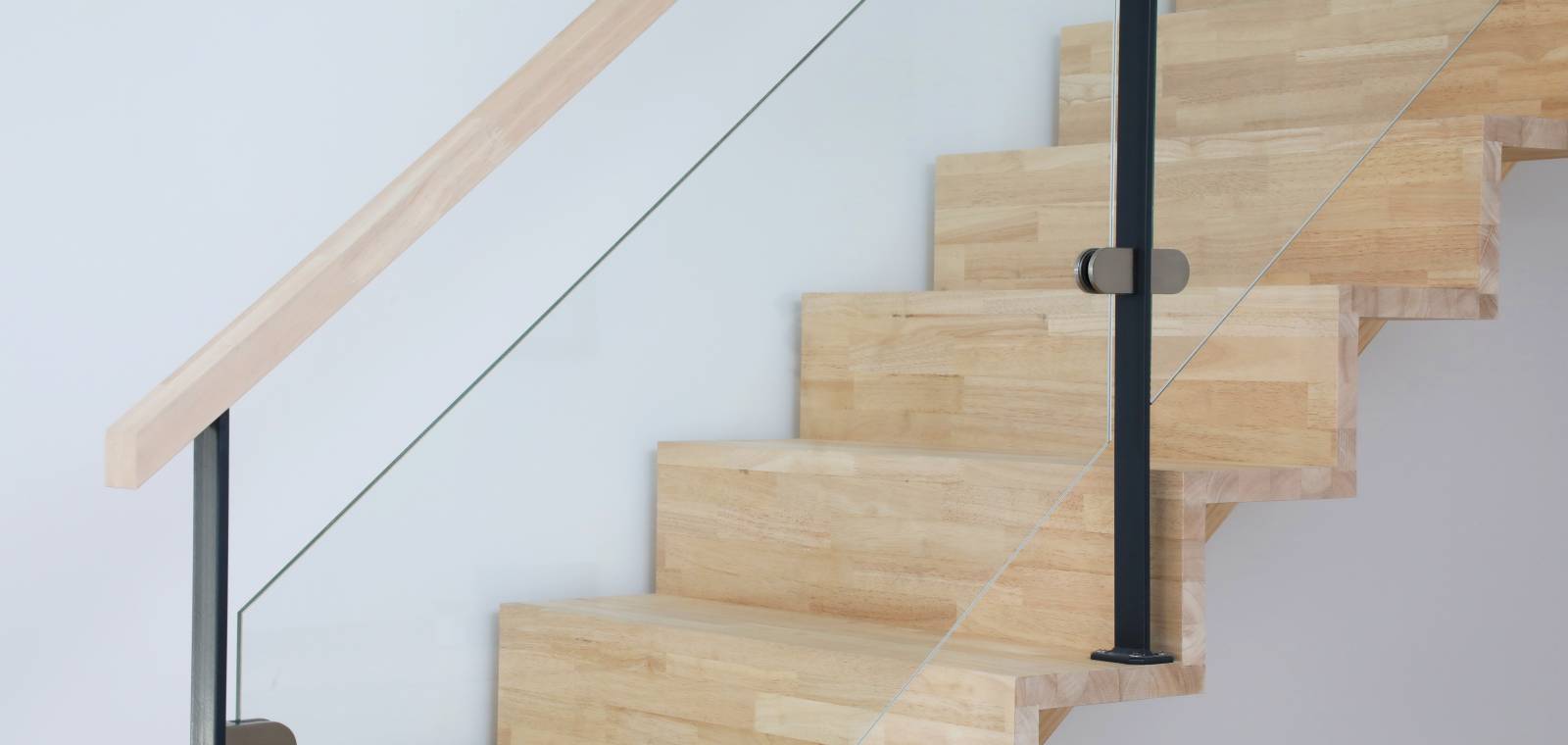 Limon central bois, contremarches sans nez de marche, effet suspendu