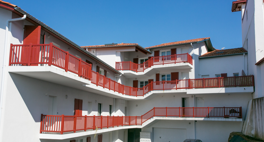 GARDE-CORPS BOIS à balustres verticaux - Côté ESCALIER - Pays BASQUE