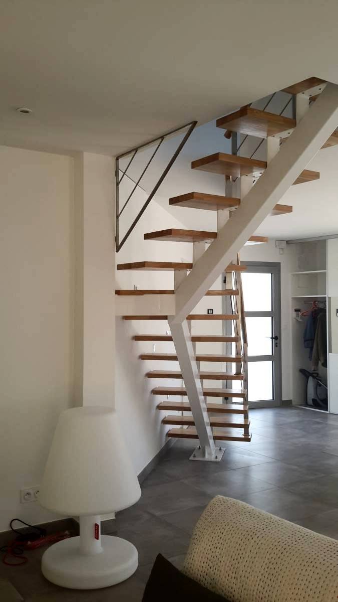 Escalier limon central METAL quart tournant