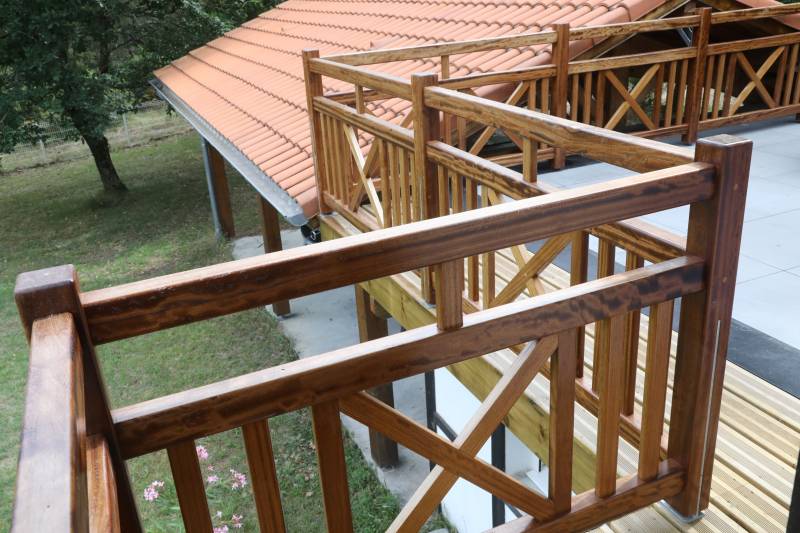 Fabrication et pose garde-corps bois sur mesure double lisse, style Hossegor 