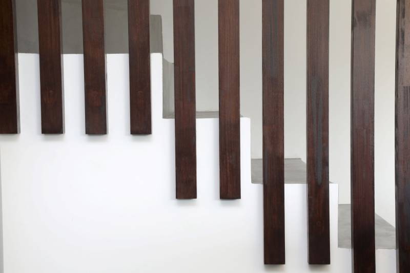 Claustra bois sur mesure en rénovation sur escalier béton existant dans une villa du Pays Basque