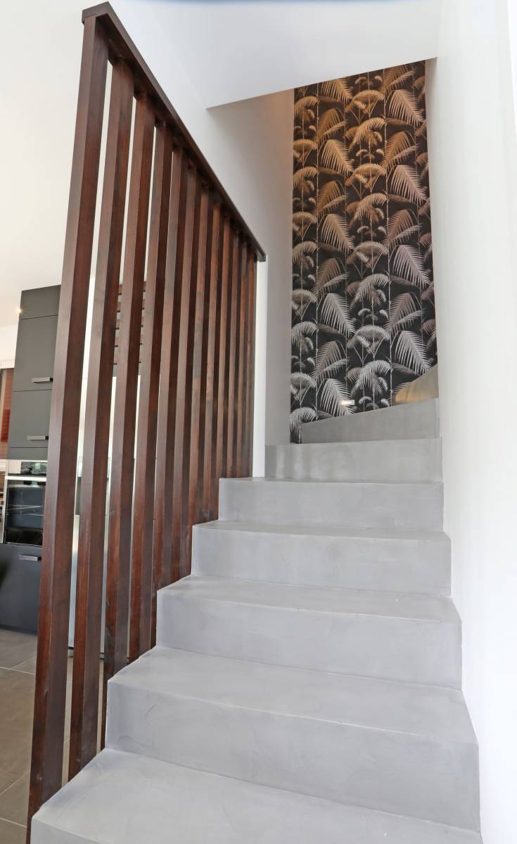 Conception, réalisation et pose d'un claustra bois sur escalier béton à Biscarrosse Océan