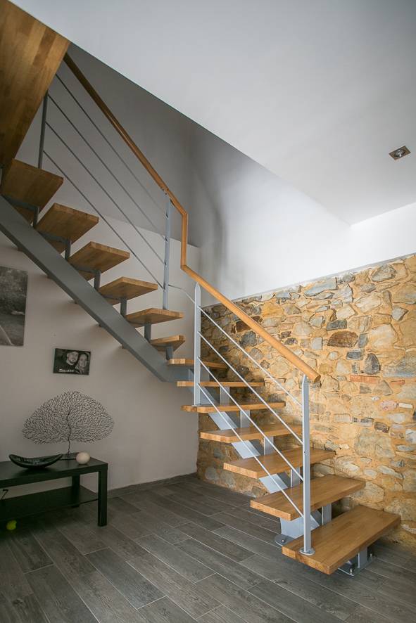 Escalier limon central METAL demi-tournant dans une ferme rénovée